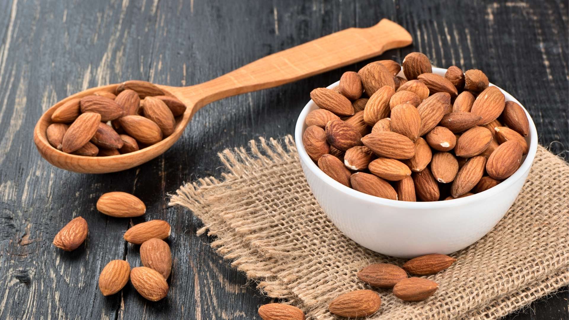 Hạnh nhân là loại hạt chứa nhiều chất béo không hòa tan, không chỉ giúp giảm cân tốt mà còn bổ sung lượng chất xơ dồi dào. Hạnh nhân là loại hạt chứa nhiều chất béo không hòa tan, không chỉ giúp giảm cân tốt mà còn bổ sung lượng chất xơ dồi dào.