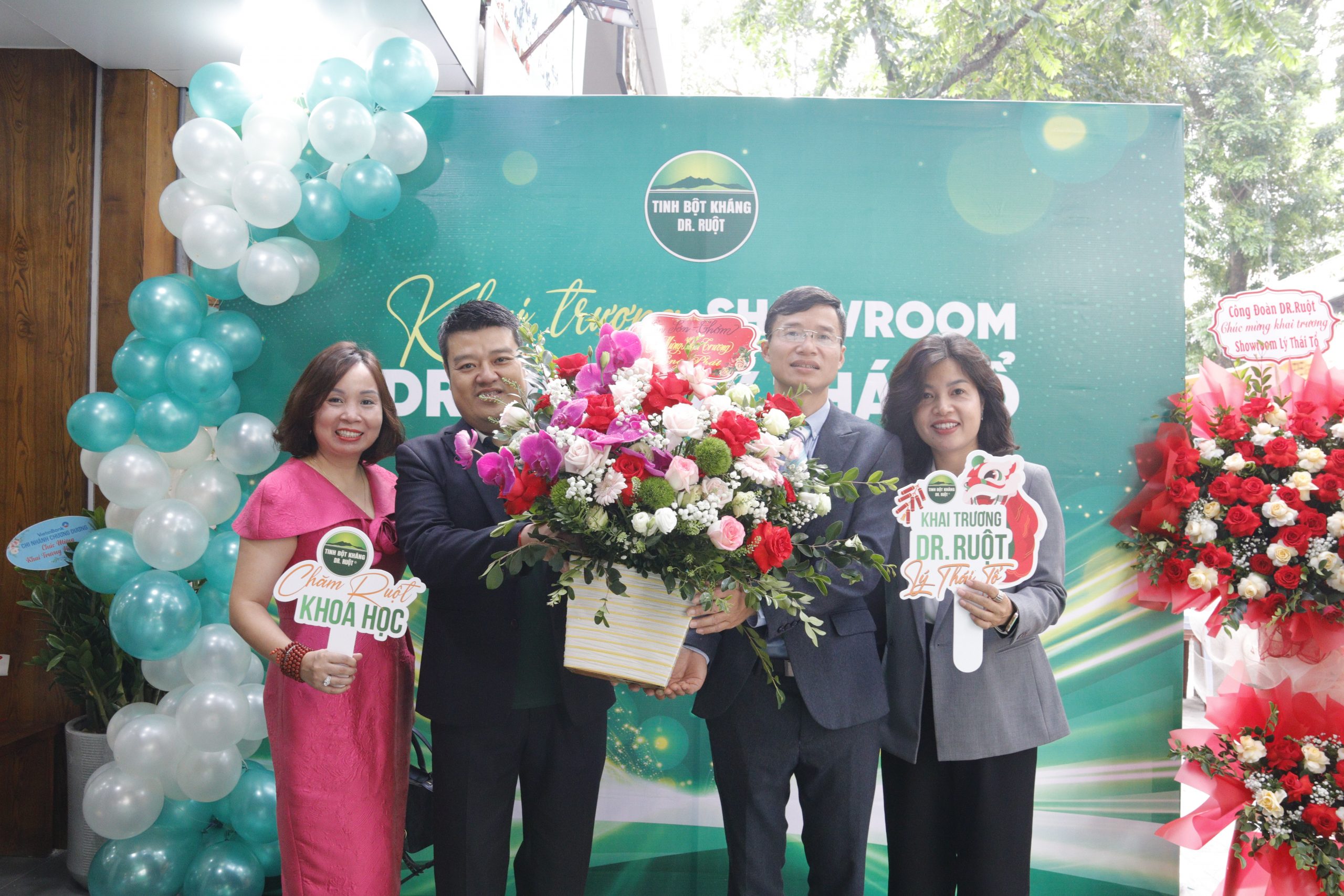 Buổi khai trương có sự tham gia của nhiều khách mời